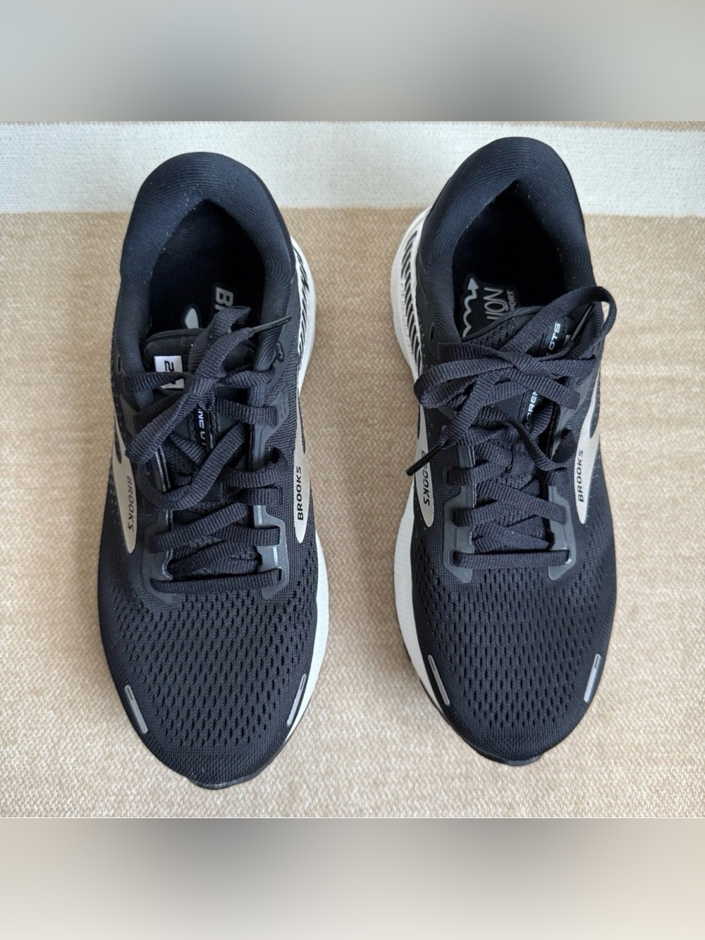 Brooks Adrenaline GTS 22 Womens
Running Shoes Black White 8.5